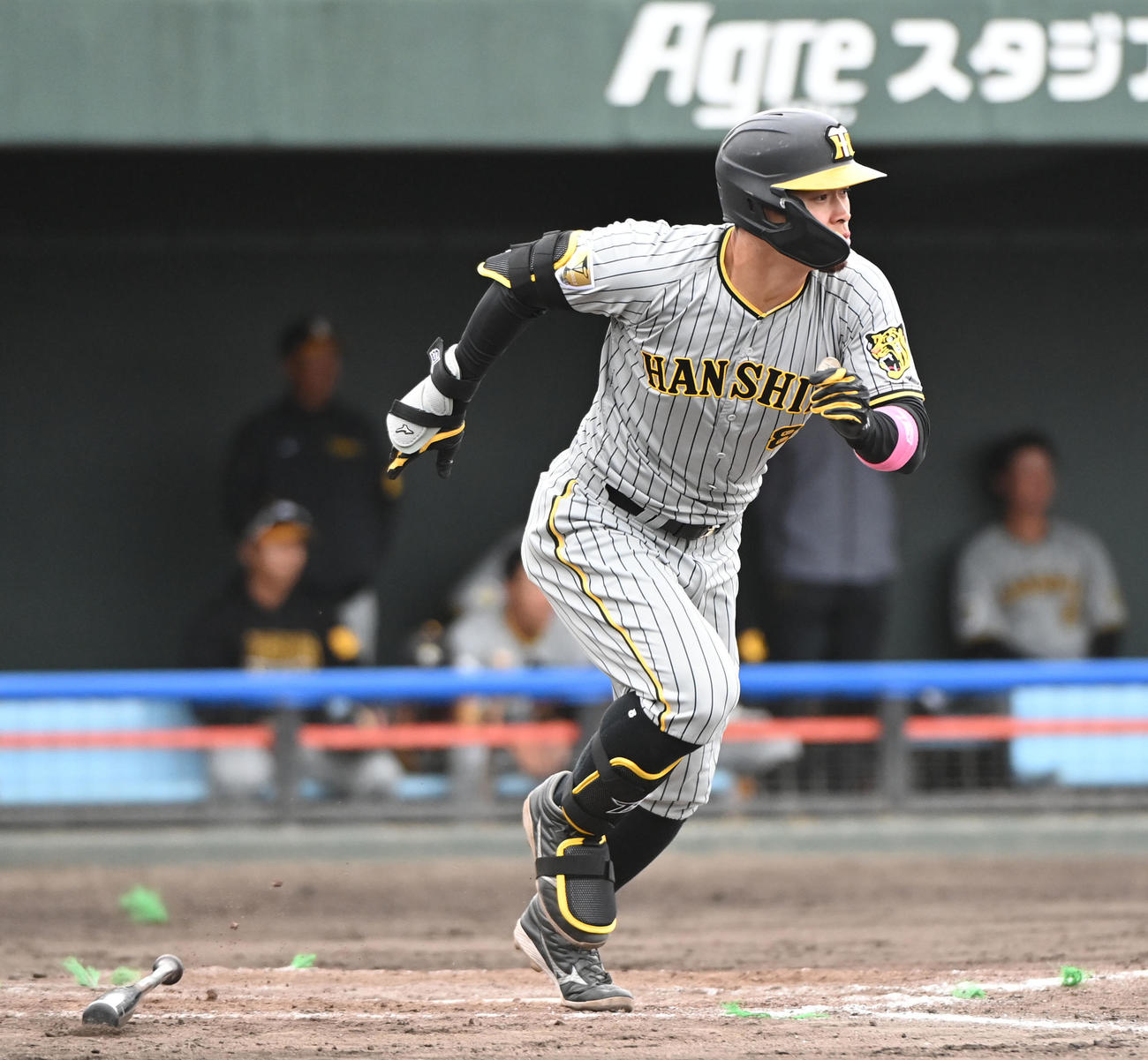 中日対阪神　4回表阪神1死、中前安打を放つ佐藤輝（撮影・森本幸一）