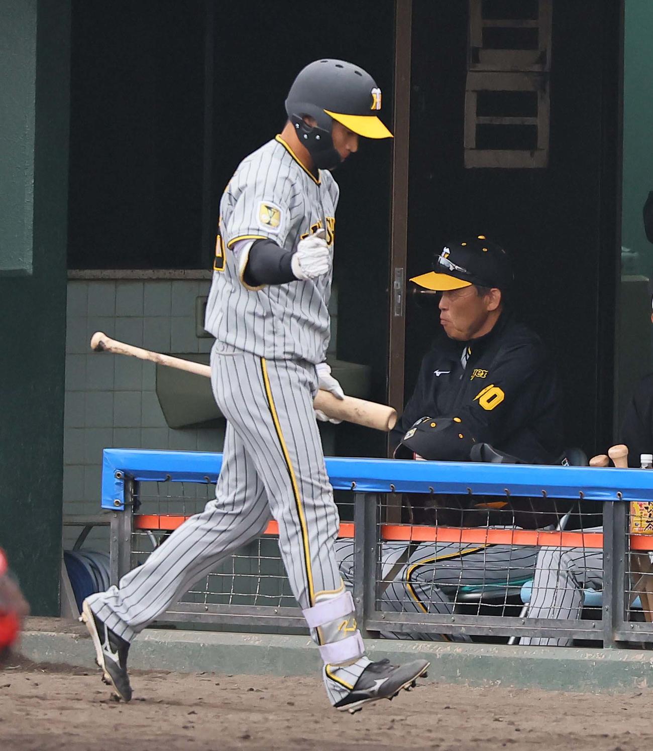 中日対阪神　5回表阪神無死一、二塁、三振に倒れベンチに引き揚げる福島。右は岡田監督（撮影・上田博志）