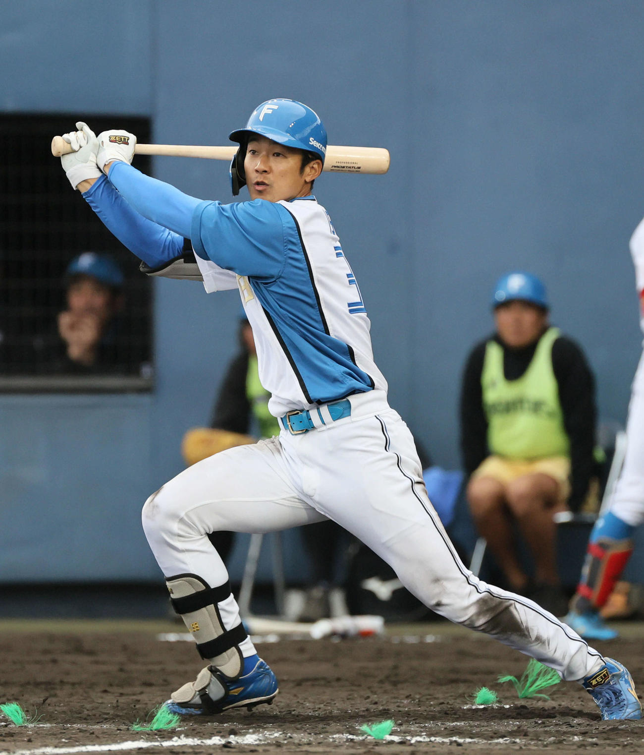 日本ハム対広島　9回裏日本ハム1死一、二塁、石井は左翼へサヨナラ適時打を放つ（撮影・加藤孝規）