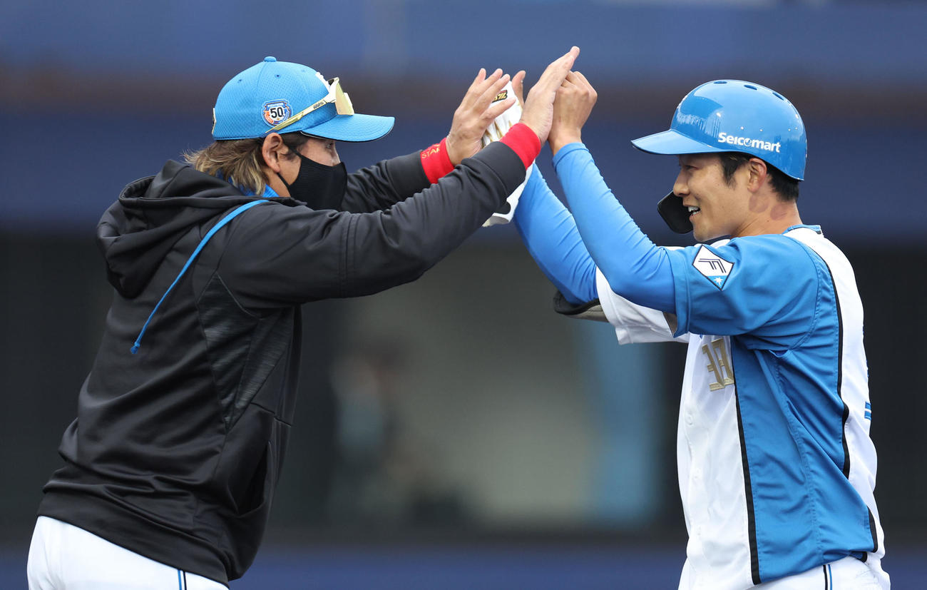 日本ハム対広島　試合終了後、日本ハム新庄監督（左）はサヨナラ打を放った石井とハイタッチをする（撮影・佐藤翔太）