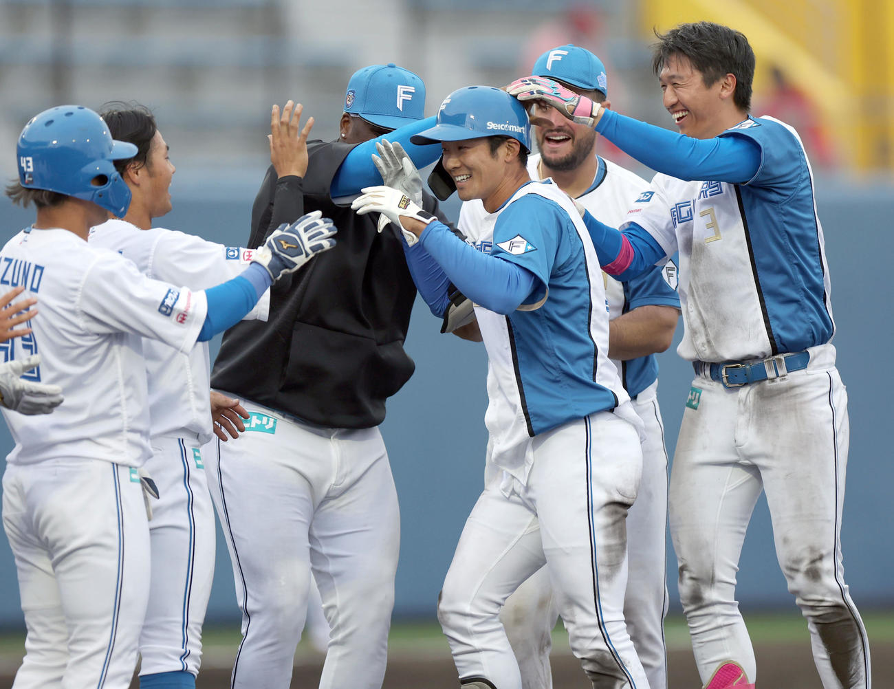 日本ハム対広島　9回裏日本ハム1死一、二塁、サヨナラ打を放ちナインに祝福される石井（中央）（撮影・佐藤翔太）