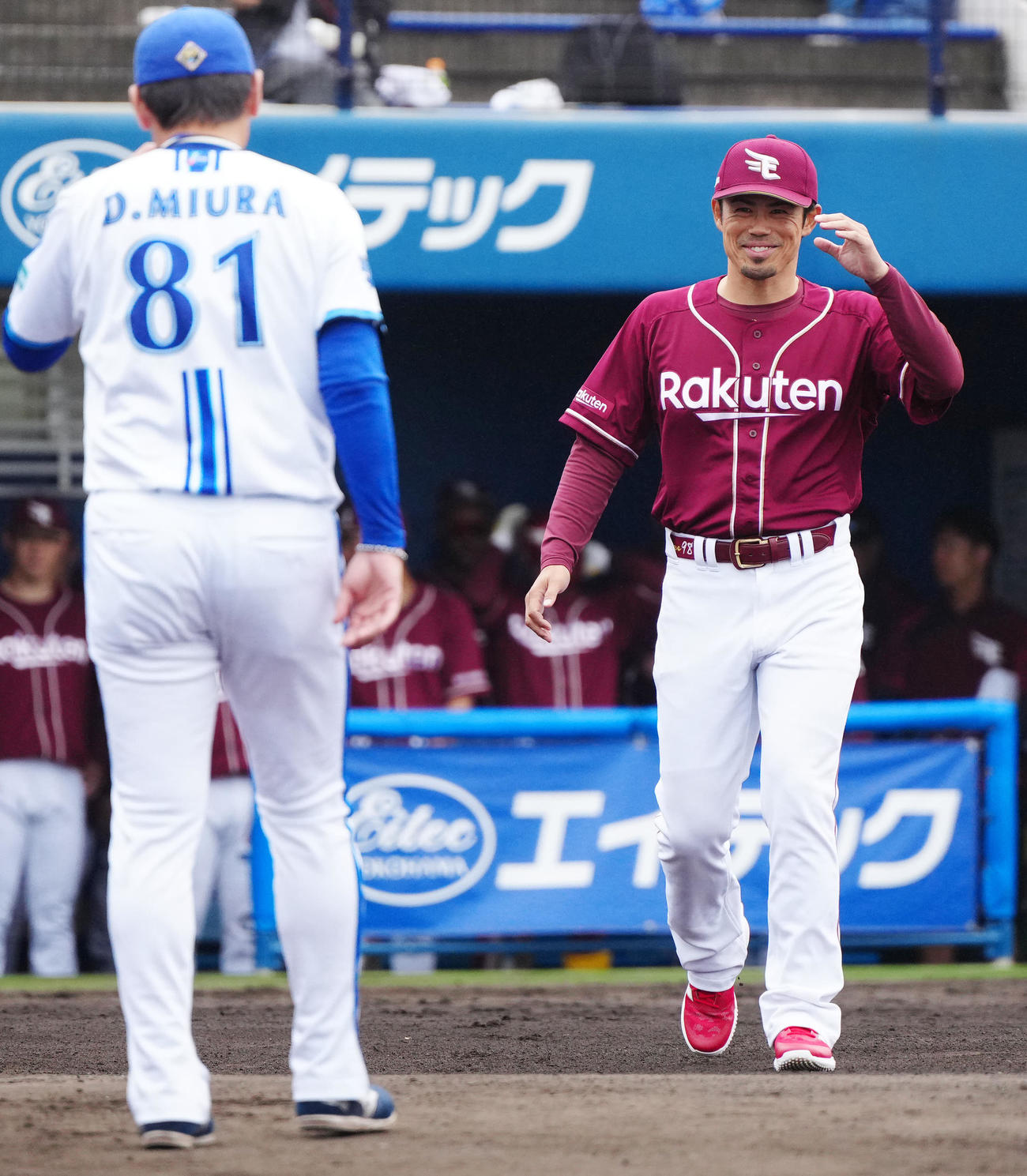 DeNA対楽天　試合前、贈呈式に向かう楽天今江監督（撮影・江口和貴）