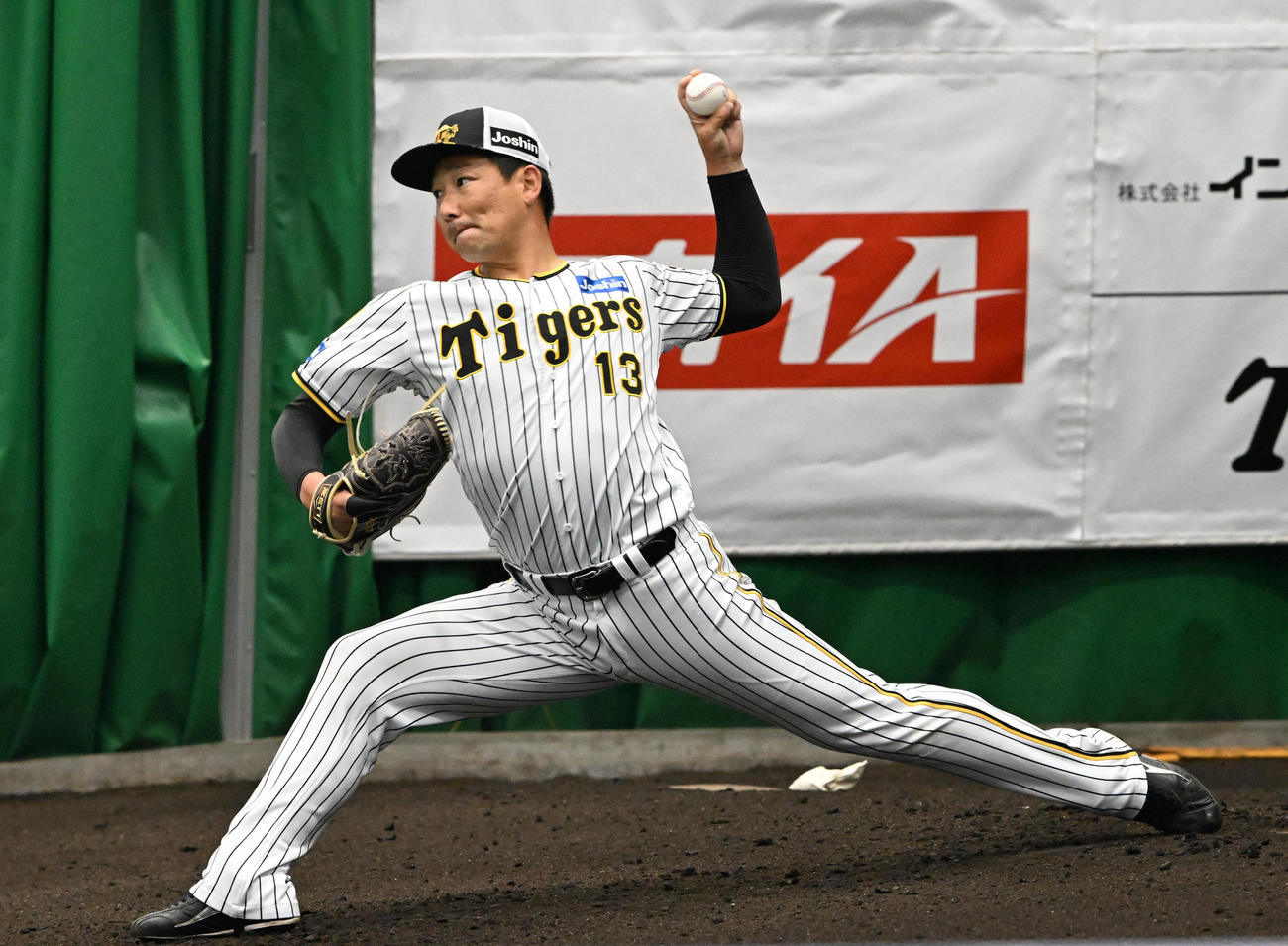 ブルペンで投球練習を行う阪神岩崎（撮影・前岡正明）