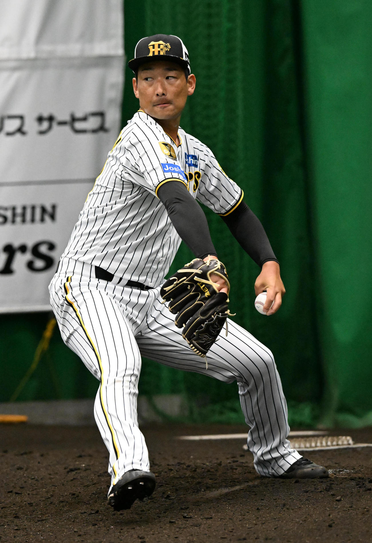 ブルペンで投球練習を行う阪神岩崎（撮影・前岡正明）