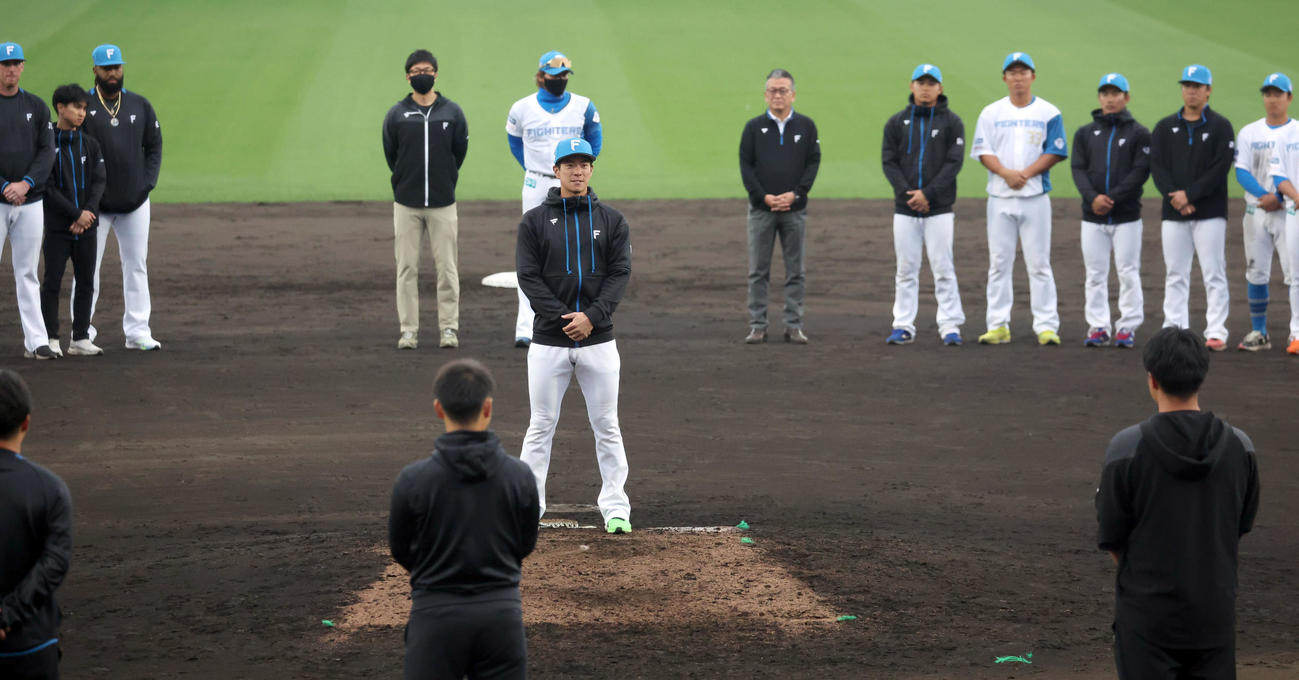 春季キャンプを終え手締めのあいさつをする日本ハム松本剛（撮影・佐藤翔太）
