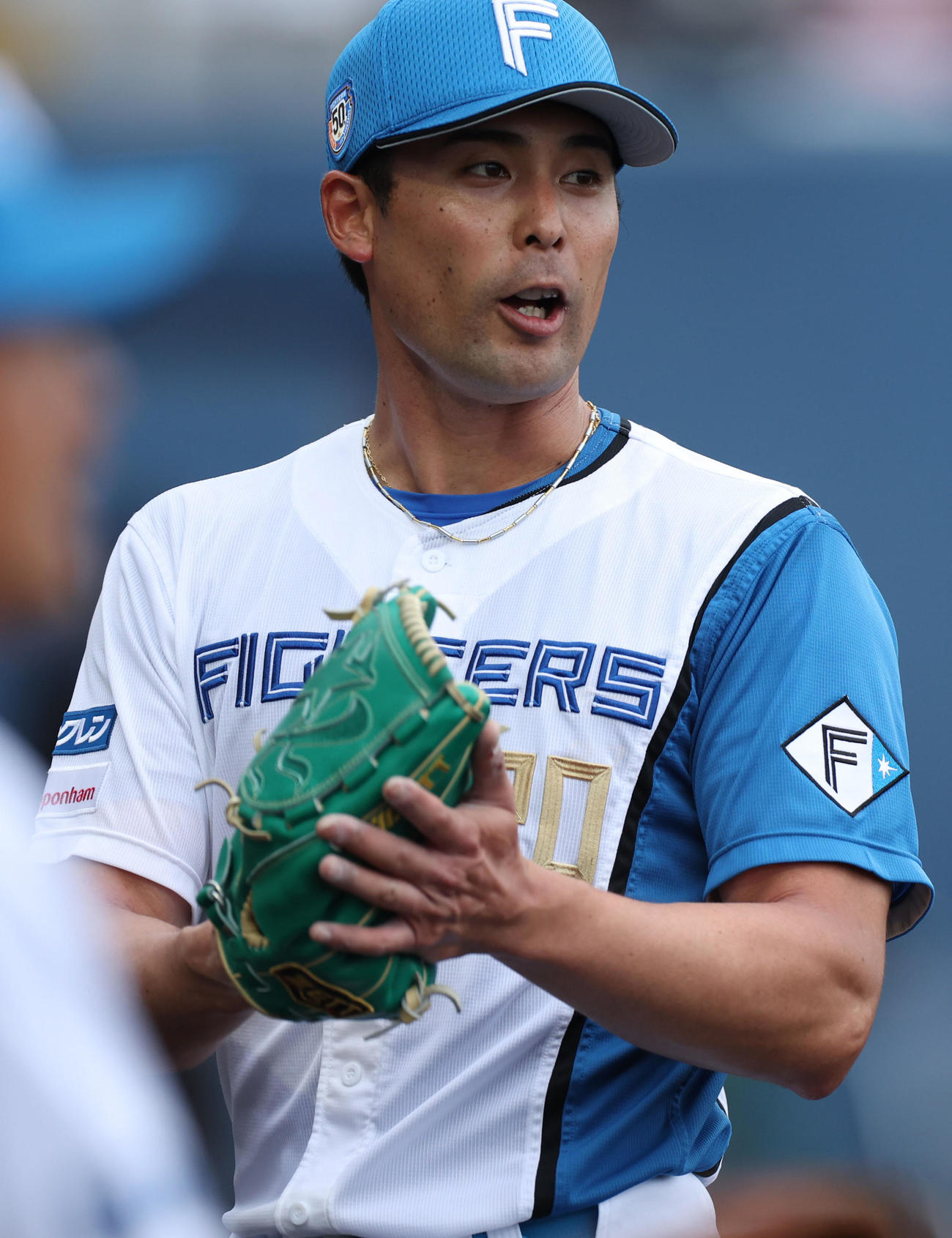 日本ハム対広島　4回表を無失点に抑えグラブをたたきながらベンチに戻る日本ハム上原（撮影・佐藤翔太）