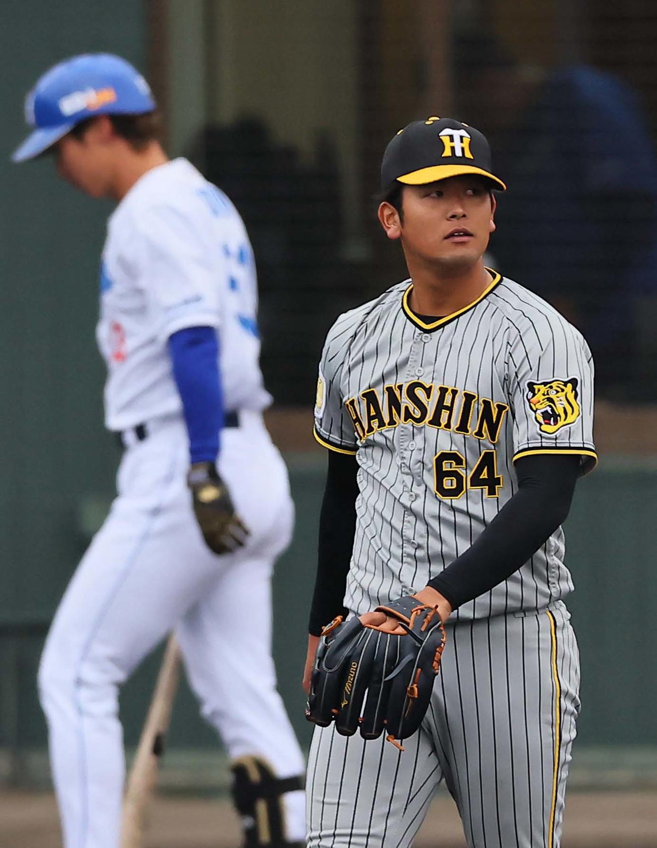 中日対阪神　8回裏中日無死、岡留（右）は後藤から三振を奪う（撮影・上田博志）