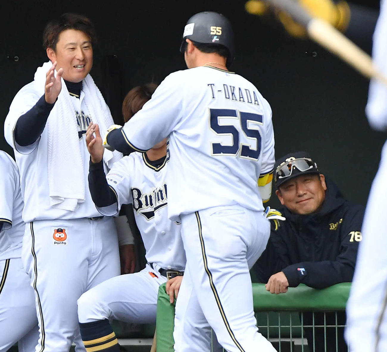 オリックス対楽天モンキーズ　2回裏オリックス無死、右越えに同点本塁打を放ったT－岡田（右から2人目）を笑顔で迎える中嶋監督（右端）とオリックスナイン（撮影・岩下翔太）