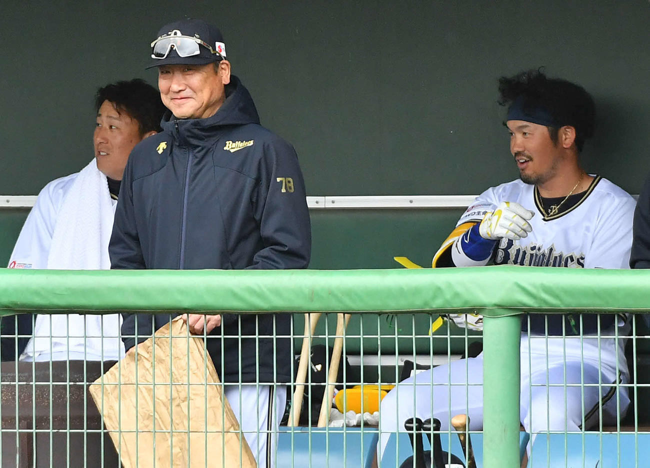オリックス対楽天モンキーズ　2回裏オリックス無死、右越えに同点本塁打を放ったT－岡田（右）はベンチで笑顔を見せる。左から杉本、中嶋監督（撮影・岩下翔太）