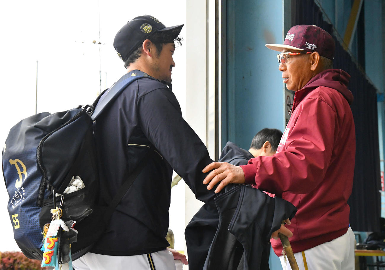 楽天モンキーズ古久保監督（右）と話すオリックスT－岡田（撮影・岩下翔太）