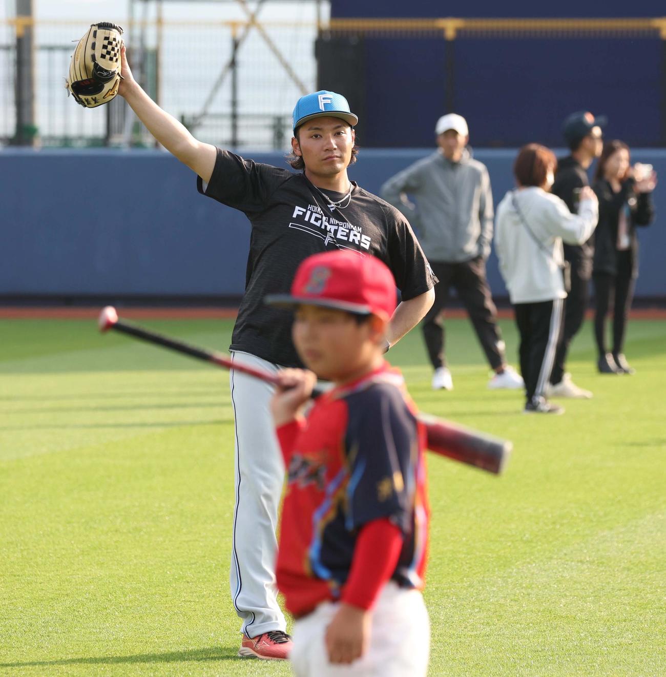少年野球教室で指導する日本ハム伊藤大海　2024年2月12日