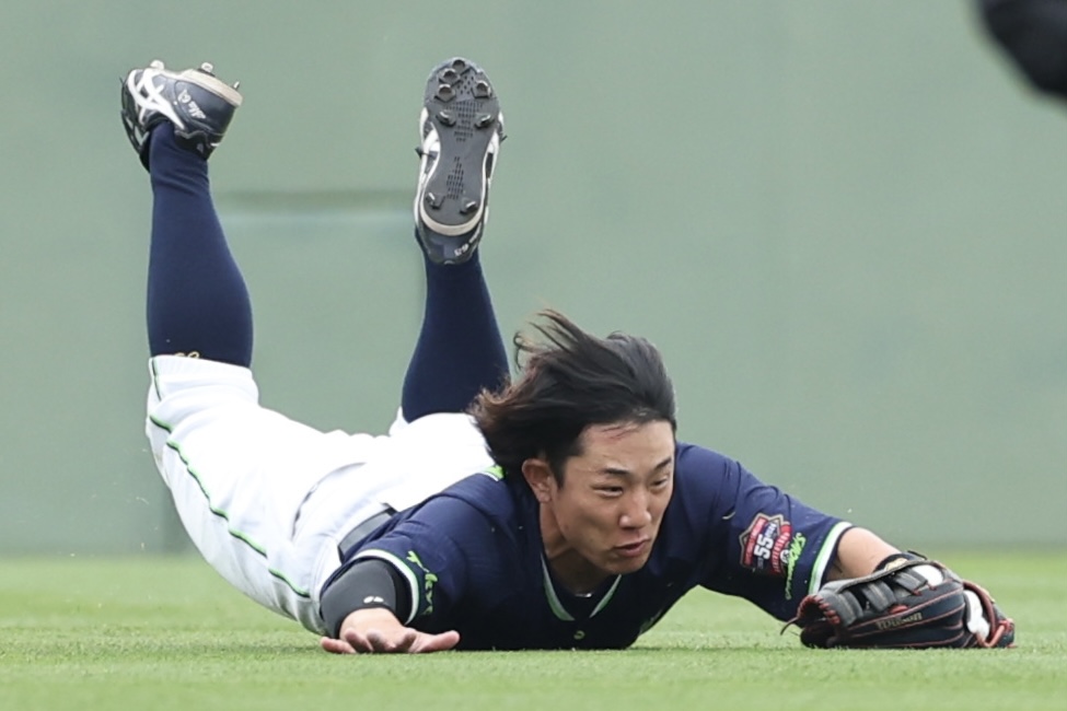 巨人対ヤクルト　1回裏巨人2死、坂本の左飛を好捕する増田（撮影・河田真司）