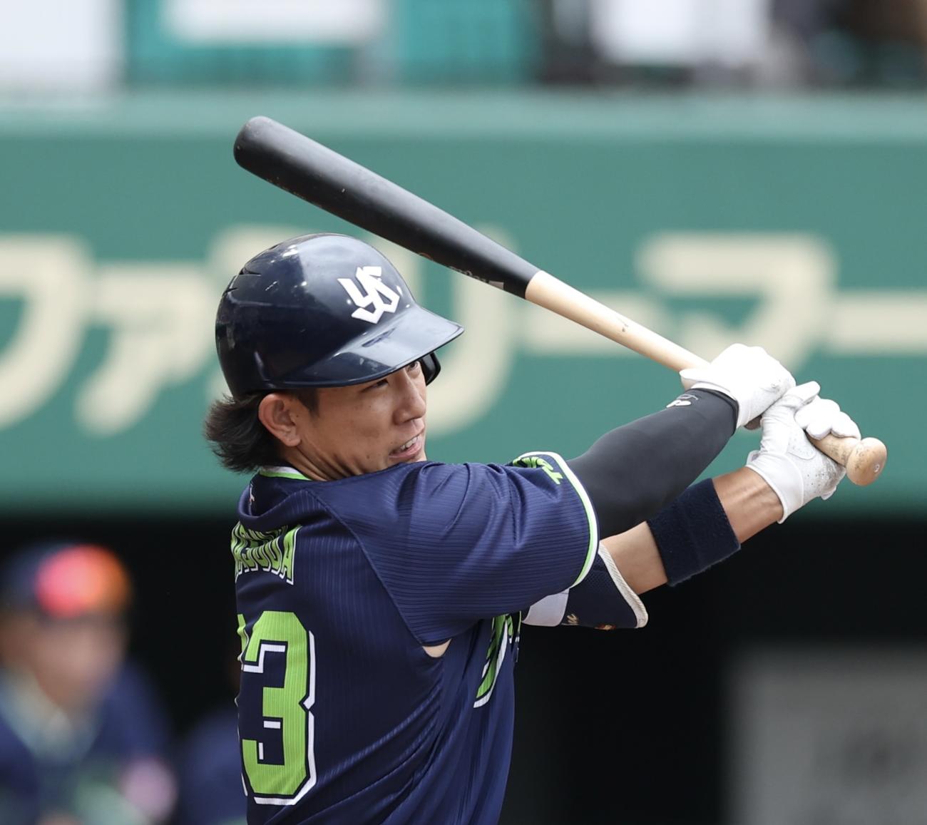 巨人対ヤクルト　5回表ヤクルト1死一、ニ塁、右前先制適時打を放つ増田（撮影・河田真司）