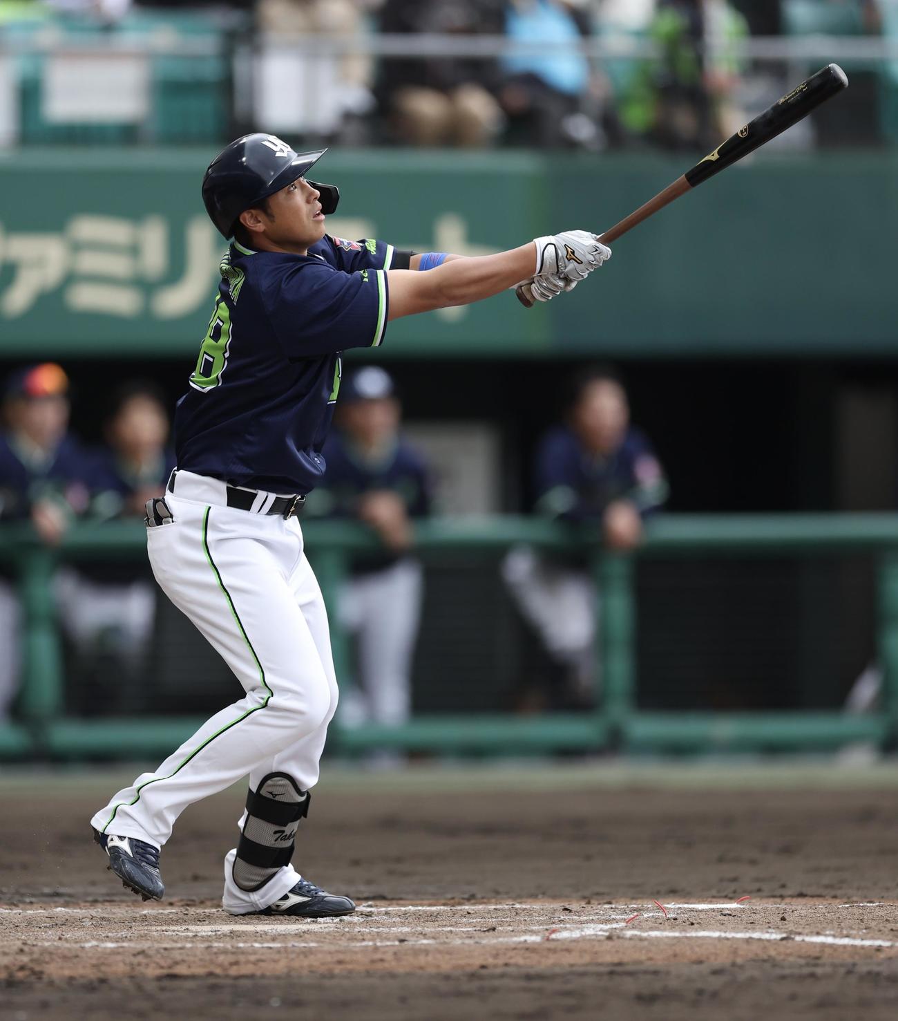 巨人対ヤクルト　5回表ヤクルト1死満塁、右犠飛を放つ北村拓（撮影・河田真司）