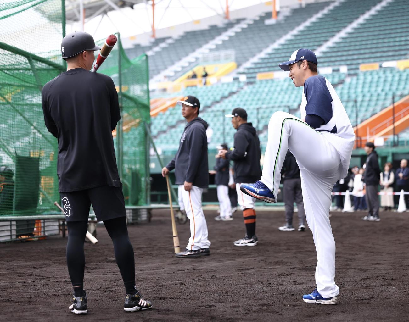 巨人対ヤクルト　試合前、言葉を交わす巨人坂本（左）とヤクルト北村拓（撮影・河田真司）