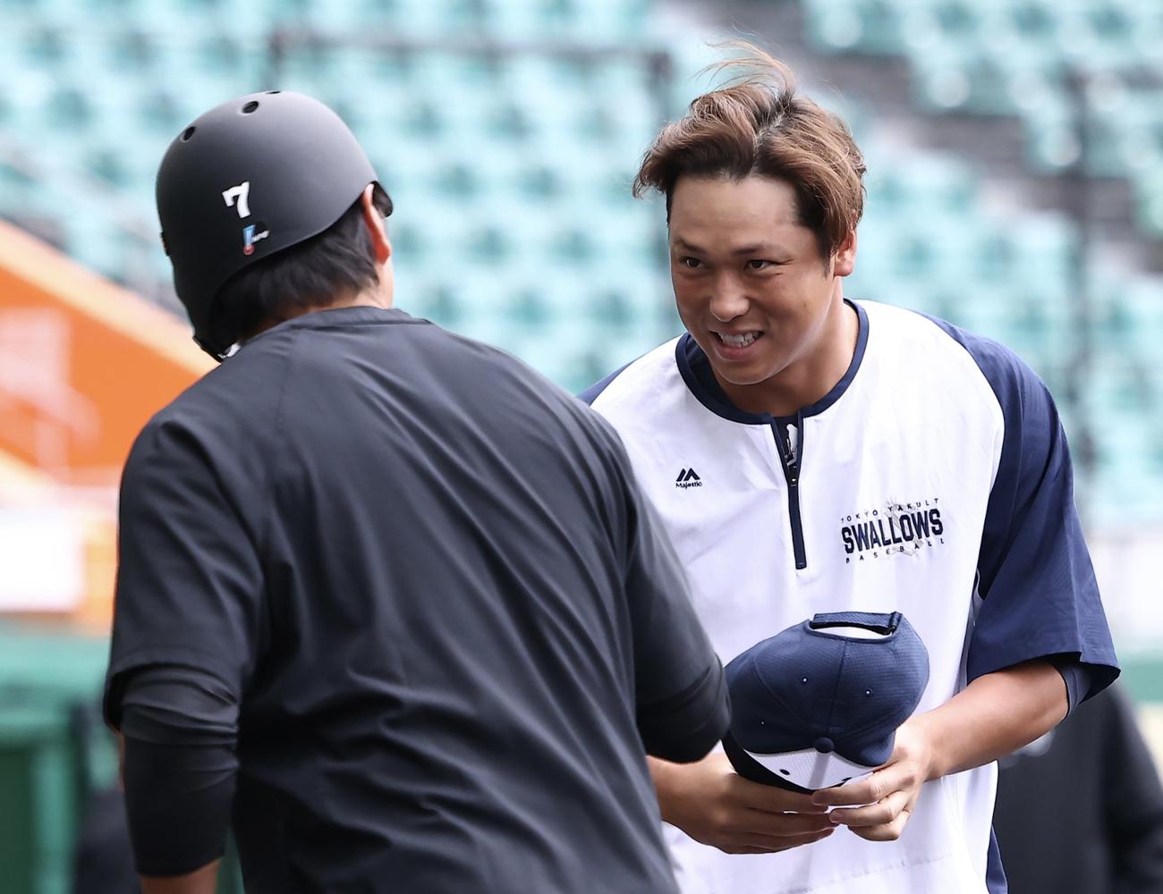 巨人対ヤクルト　試合前、言葉を交わす巨人長野（左）とヤクルト北村拓（撮影・河田真司）