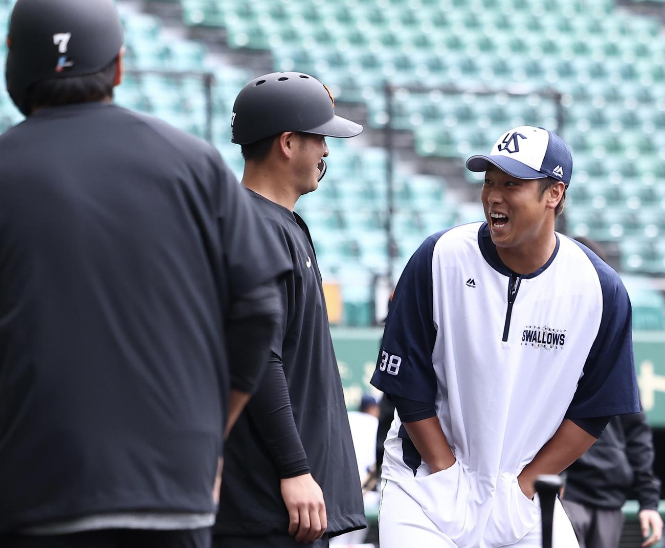 巨人対ヤクルト　試合前、言葉を交わす巨人岸田（左）とヤクルト北村拓（撮影・河田真司）