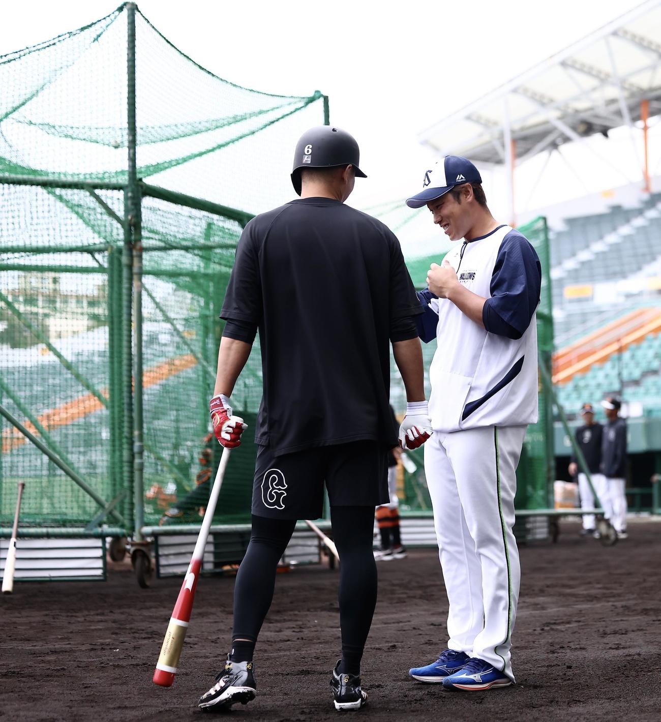 巨人対ヤクルト　試合前、言葉を交わす巨人坂本（左）とヤクルト北村拓（撮影・河田真司）