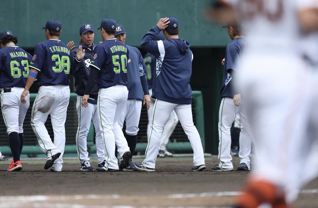 巨人対ヤクルト　巨人に勝利し、ナインを迎えるヤクルト高津監督（左から3人目）（撮影・河田真司）
