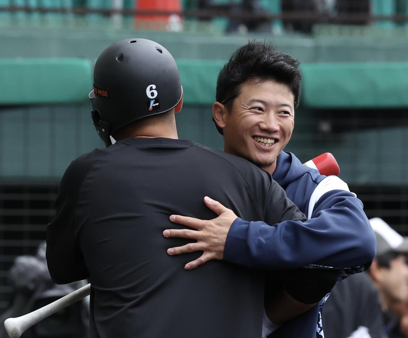巨人対ヤクルト　試合前、あいさつを交わす巨人坂本（左）とヤクルト西川（撮影・河田真司）