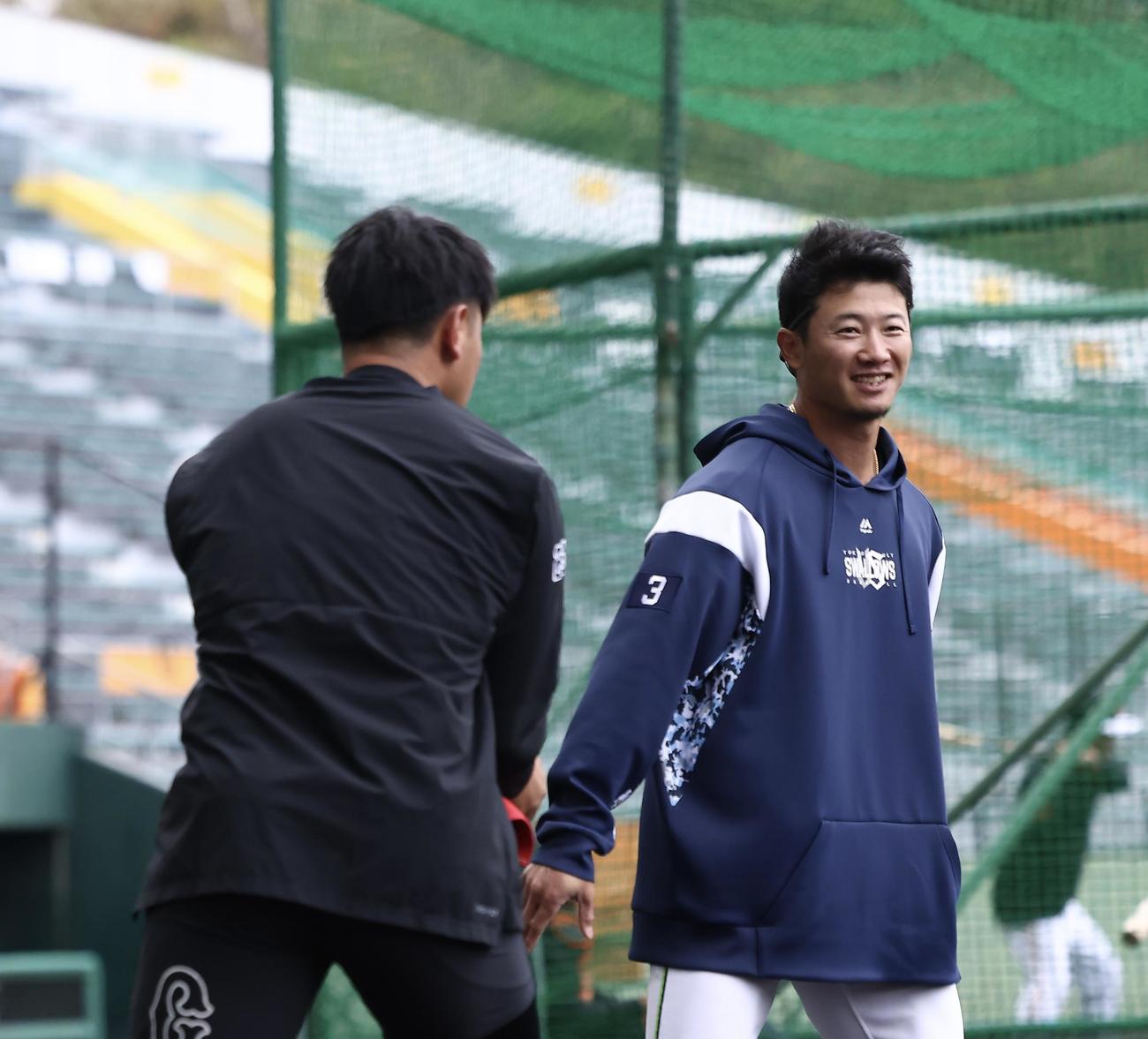巨人対ヤクルト　試合前、あいさつを交わす巨人岡本和（左）とヤクルト西川（撮影・河田真司）