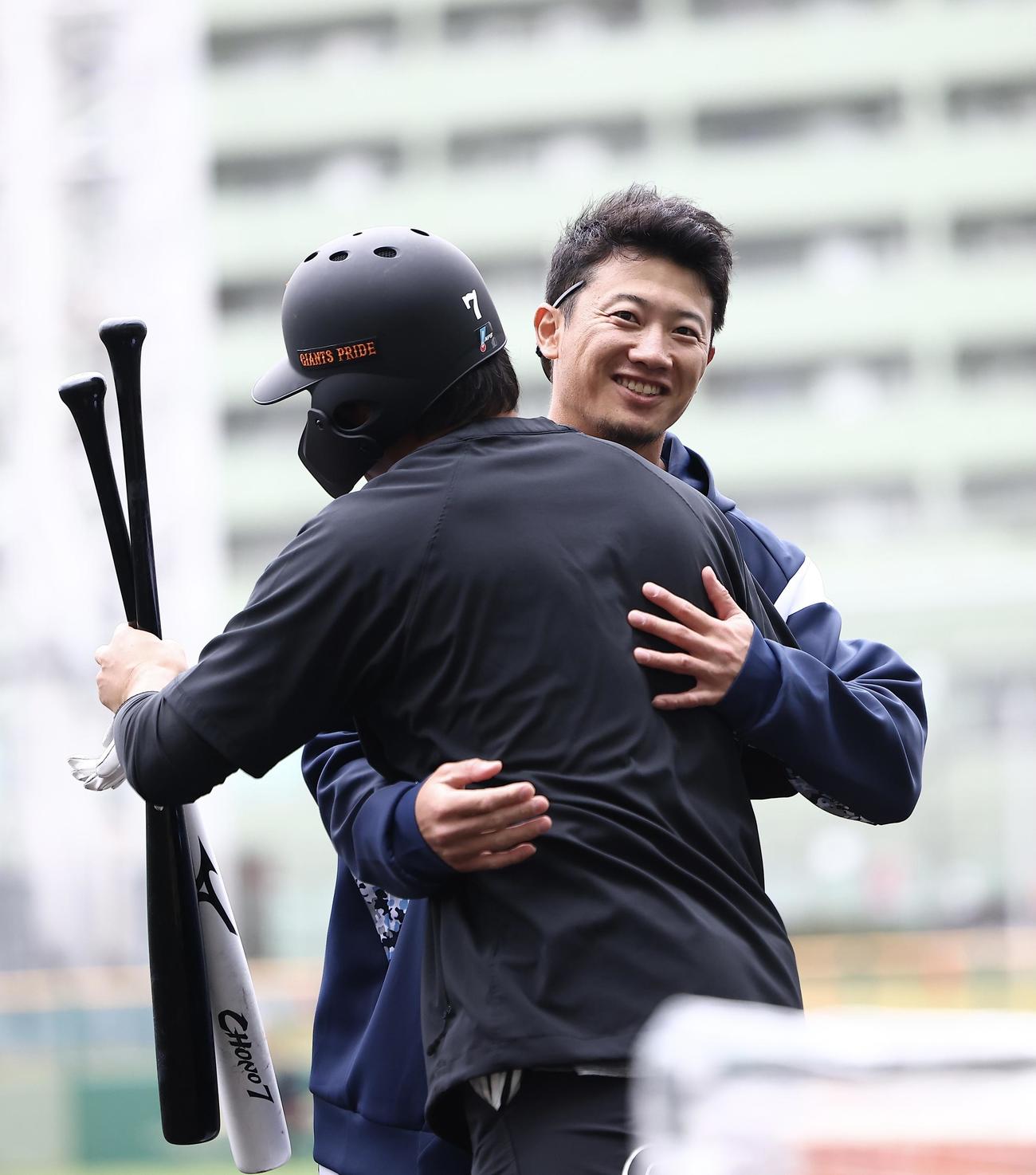 巨人対ヤクルト　試合前、あいさつを交わす巨人長野（手前）とヤクルト西川（撮影・河田真司）