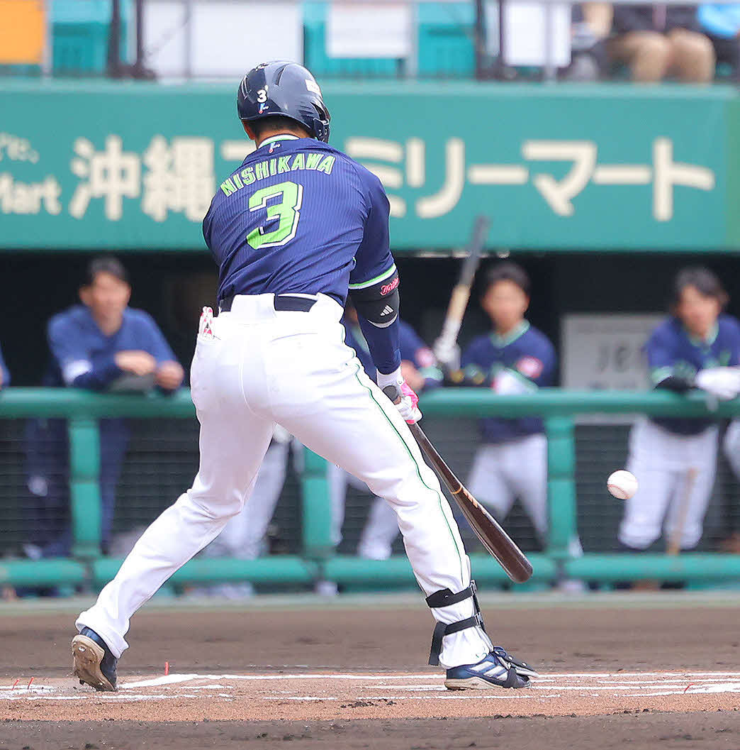 巨人対ヤクルト　1回表ヤクルト無死、中前打を放つ西川（撮影・河田真司）
