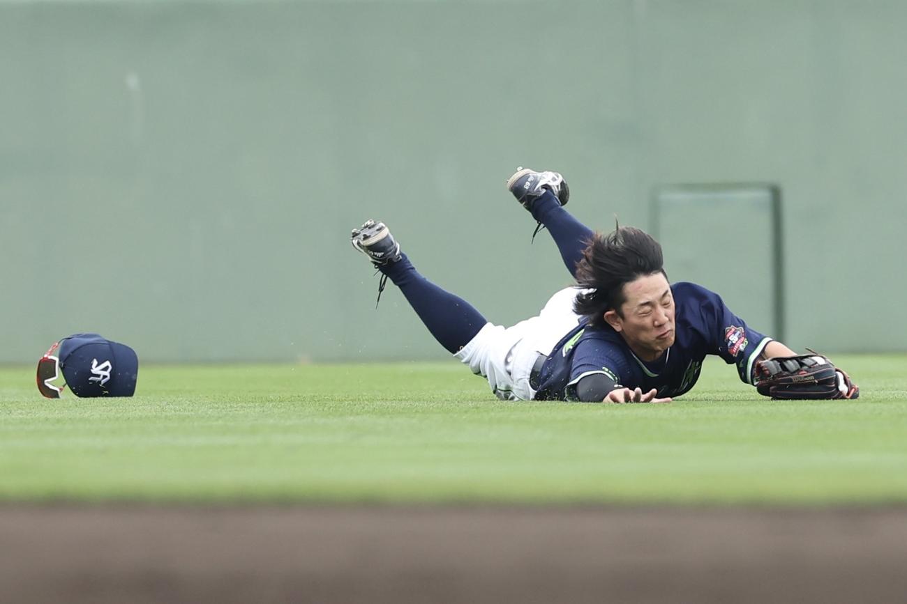 巨人対ヤクルト　1回裏巨人2死、坂本の左飛を好捕する増田（撮影・河田真司）