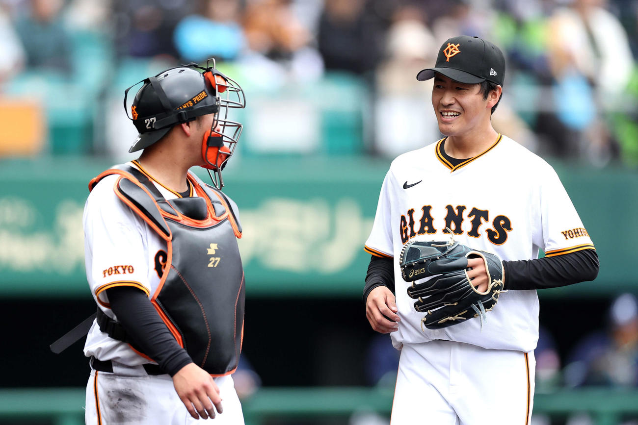 巨人対ヤクルト　4回表を抑え、笑顔で岸田（左）とベンチに戻る西舘（撮影・河田真司）