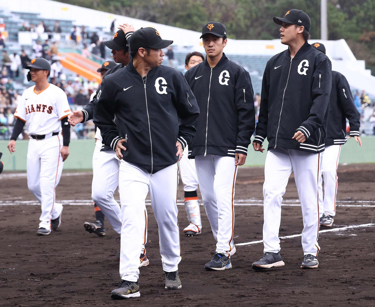 巨人対ヤクルト　試合後あいさつを終え、ベンチに戻る西舘（右から2人目）（撮影・河田真司）