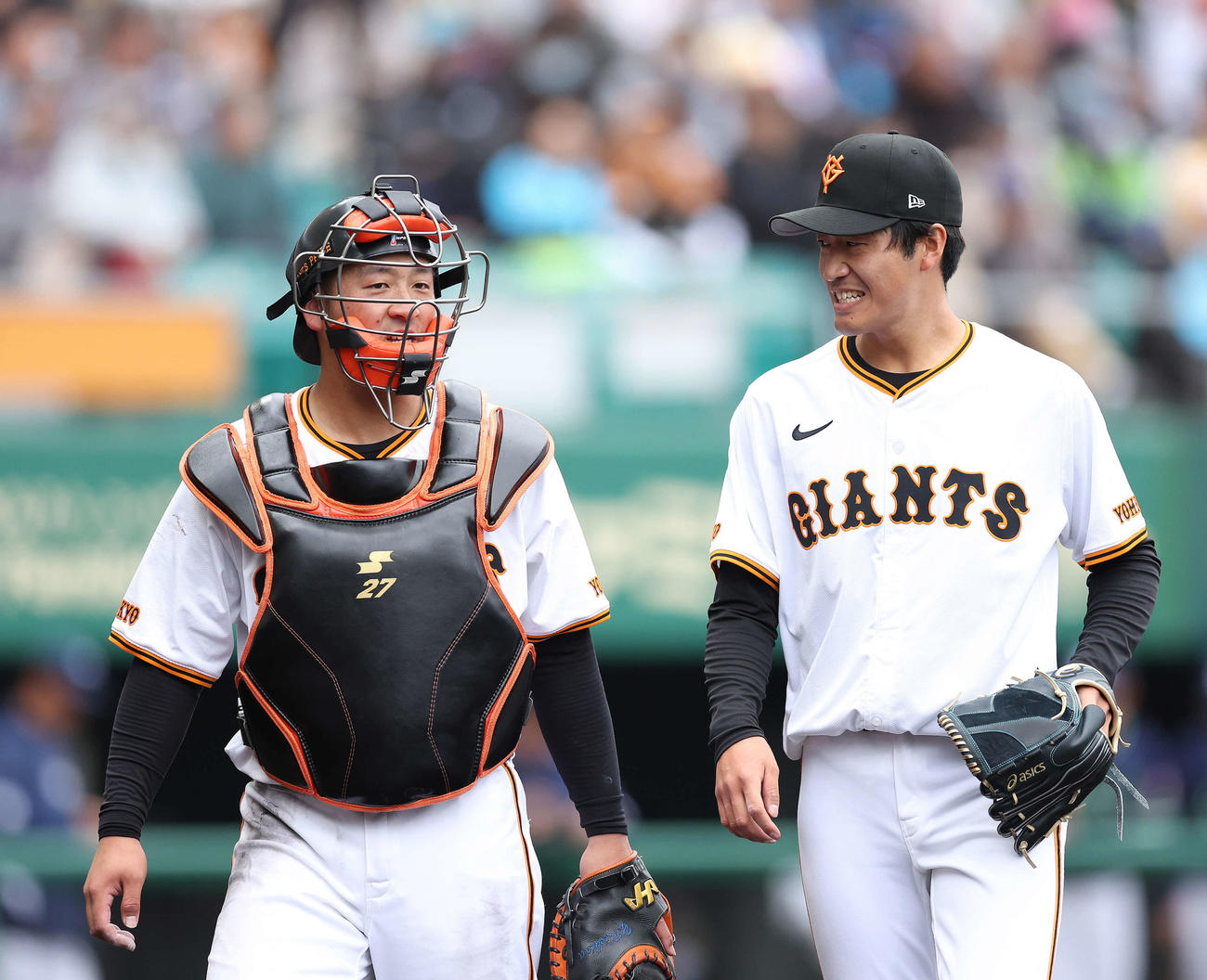 巨人対ヤクルト　4回表ヤクルトの攻撃を封じたた西舘（右）は岸田と言葉をかわす（撮影・河田真司）