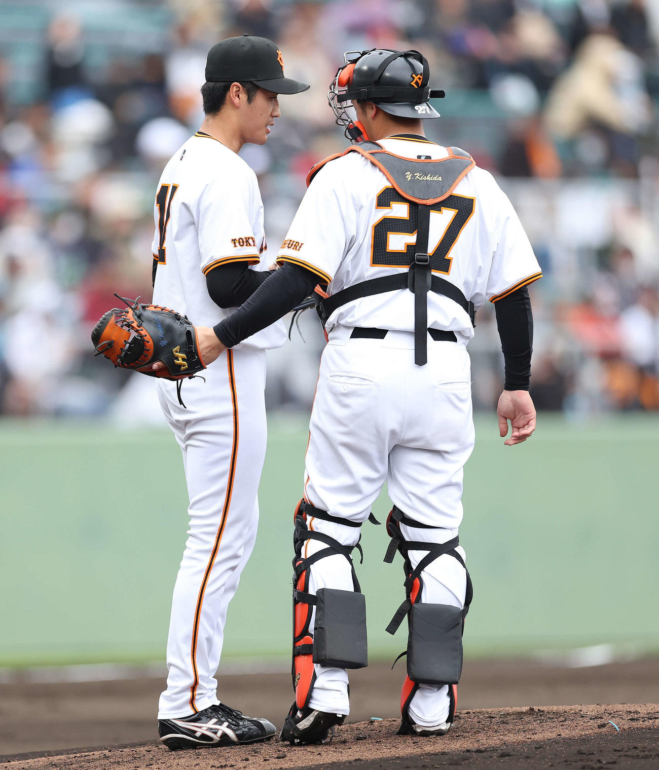 巨人対ヤクルト　3回表、マウンドで言葉を交わす西舘（左）と岸田（撮影・河田真司）