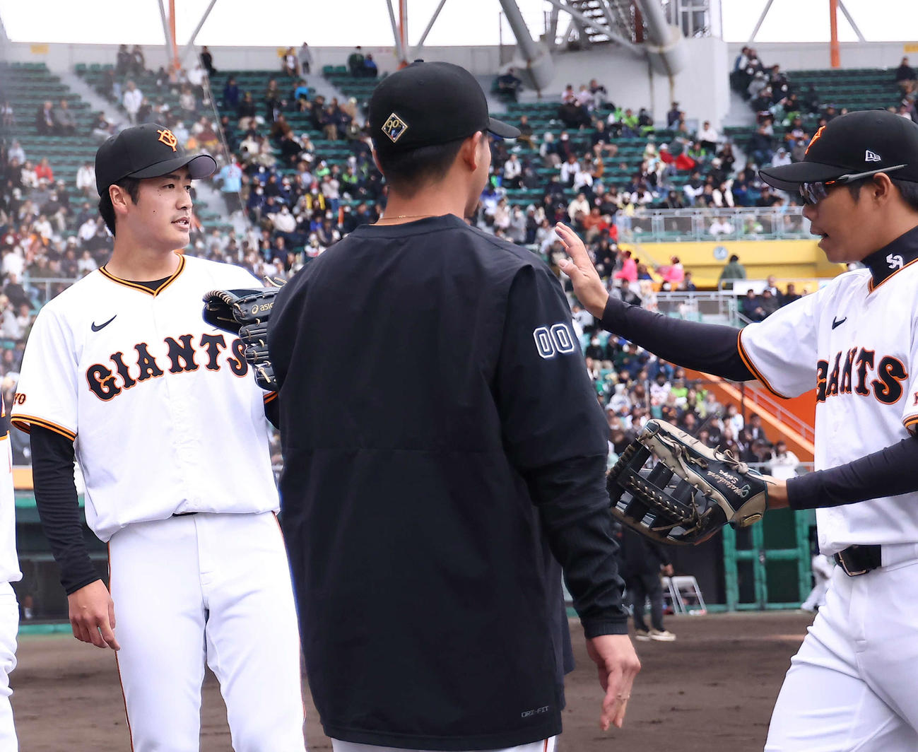 巨人対ヤクルト　4回表を抑え、ナインを迎える西舘（左）（撮影・河田真司）