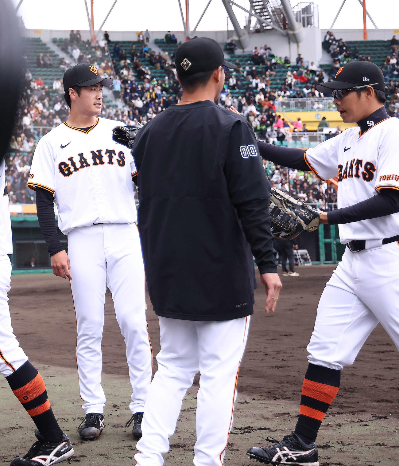巨人対ヤクルト　4回表を抑え、ナインを迎える西舘（左）（撮影・河田真司）