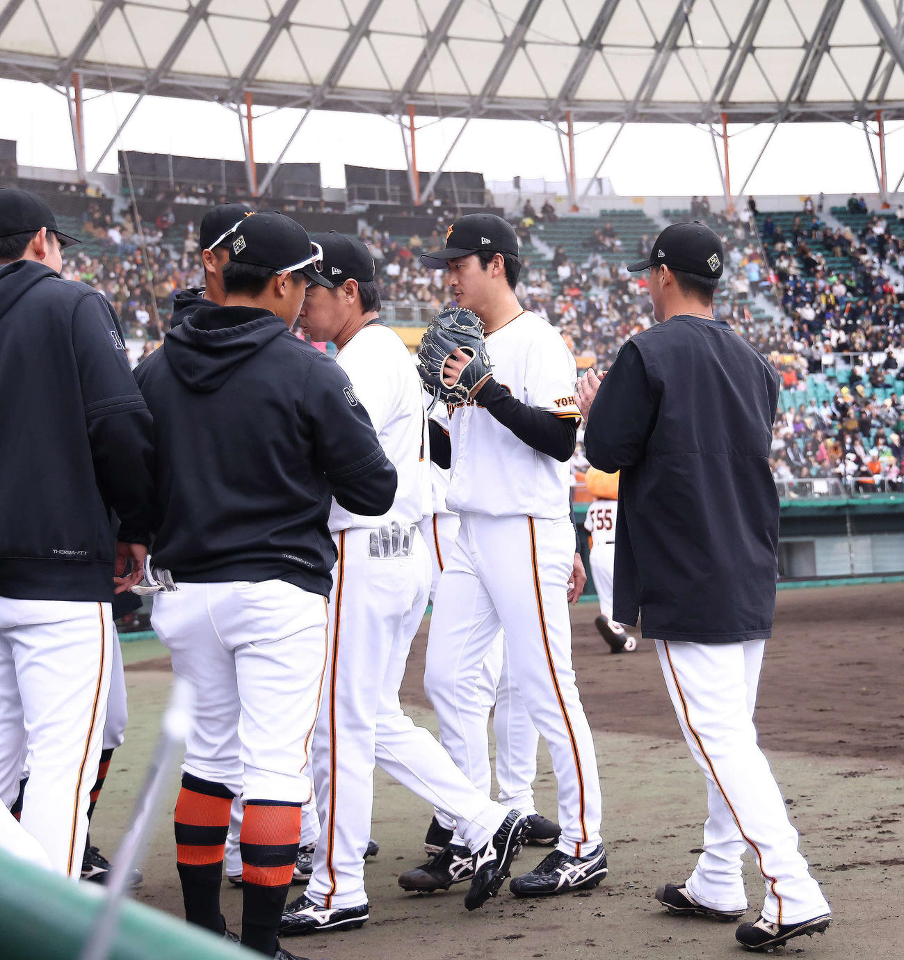 巨人対ヤクルト　4回表を抑え、チームメートに迎えられる西舘（中央）（撮影・河田真司）