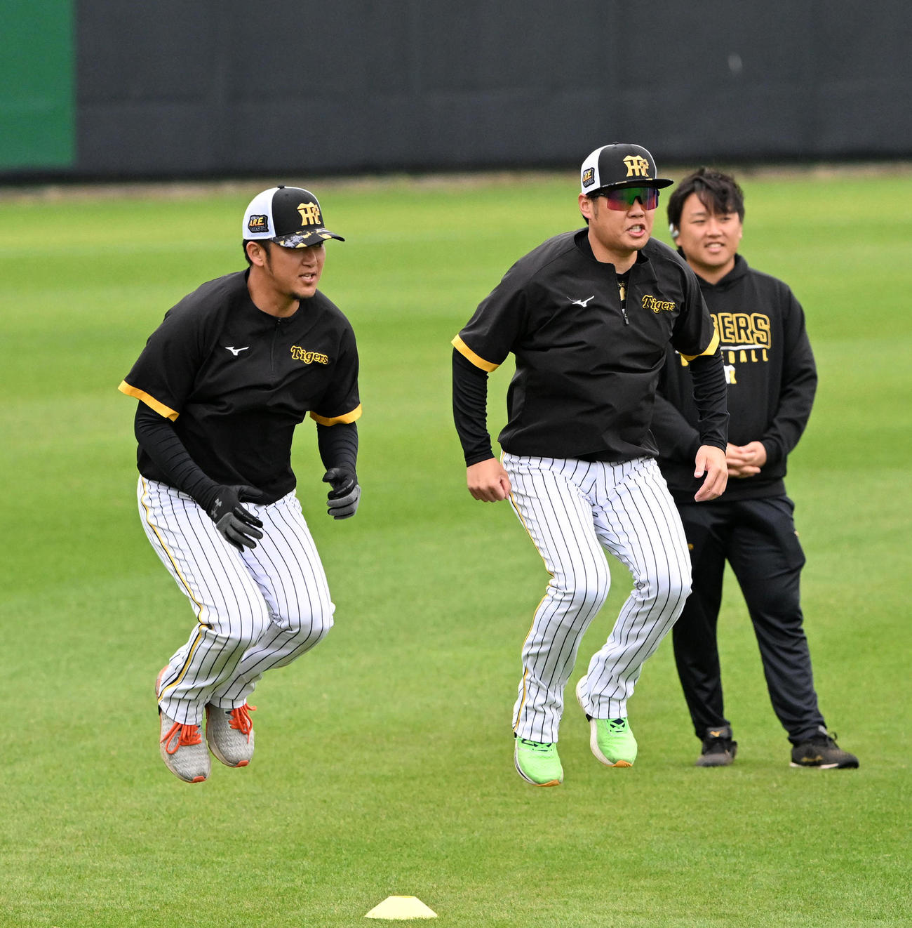 アップを行なう岩貞（左）と西勇（撮影・前岡正明）