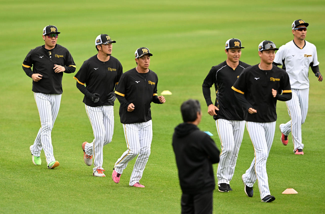 アップを行なう西勇（左）ら阪神ナイン（撮影・前岡正明）