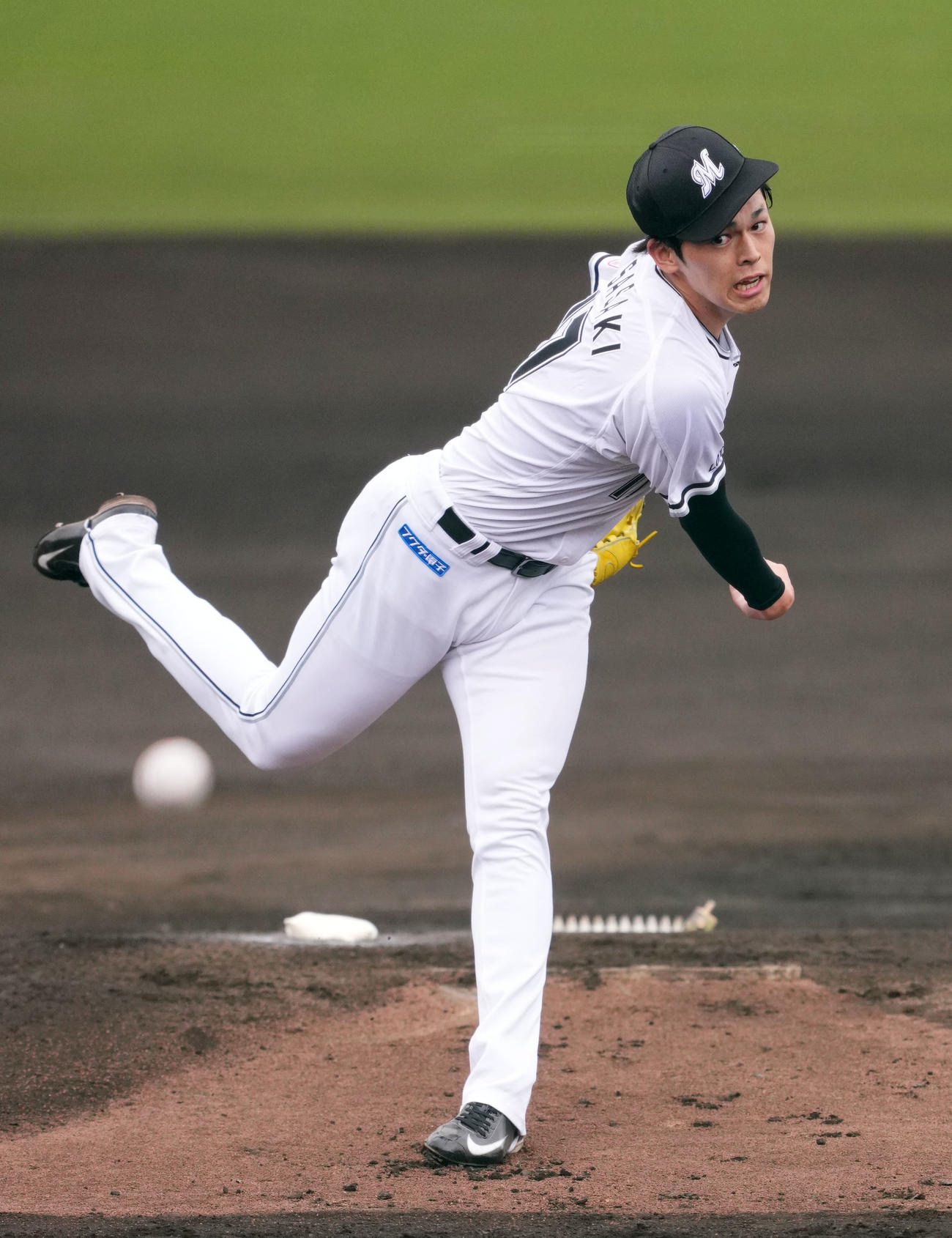 ロッテ対ロッテジャイアンツ　力投するロッテ先発の佐々木（撮影・横山健太）