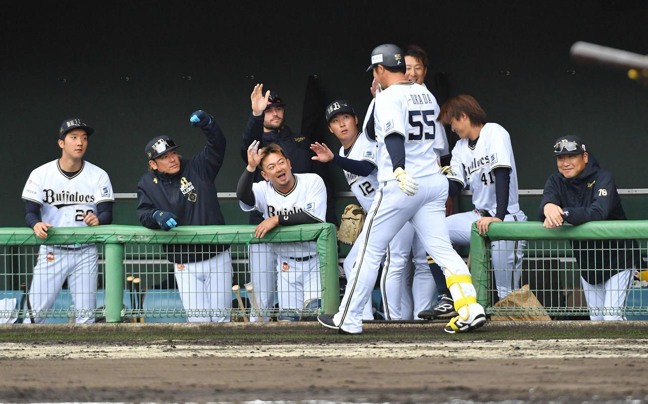 オリックス対楽天モンキーズ　2回裏オリックス無死、右越えに同点本塁打を放ったT－岡田（右から3人目）を笑顔で迎える中嶋監督（右端）とオリックスナイン（撮影・岩下翔太）