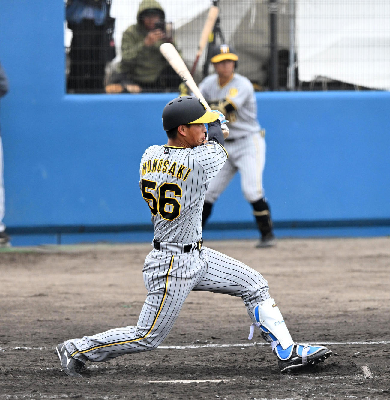 練習試合ハンファ対阪神　4回表阪神1死、百崎蒼生は左前打を放つ（撮影・前岡正明）＝2024年2月25日、沖縄県、東風平野球場