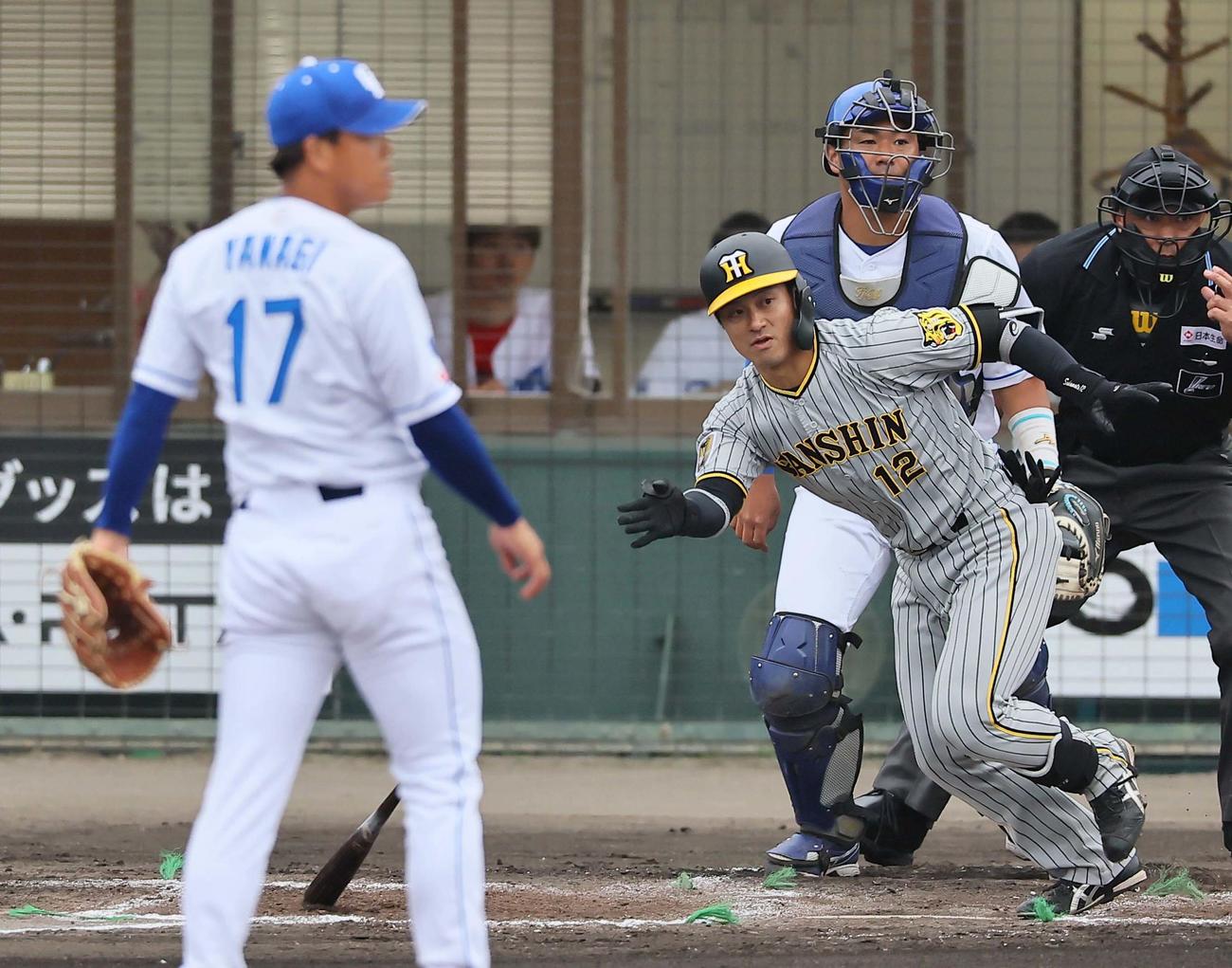 中日対阪神　2回表阪神2死一、二塁、坂本は左前に先制適時打を放つ。投手は柳（撮影・上田博志）