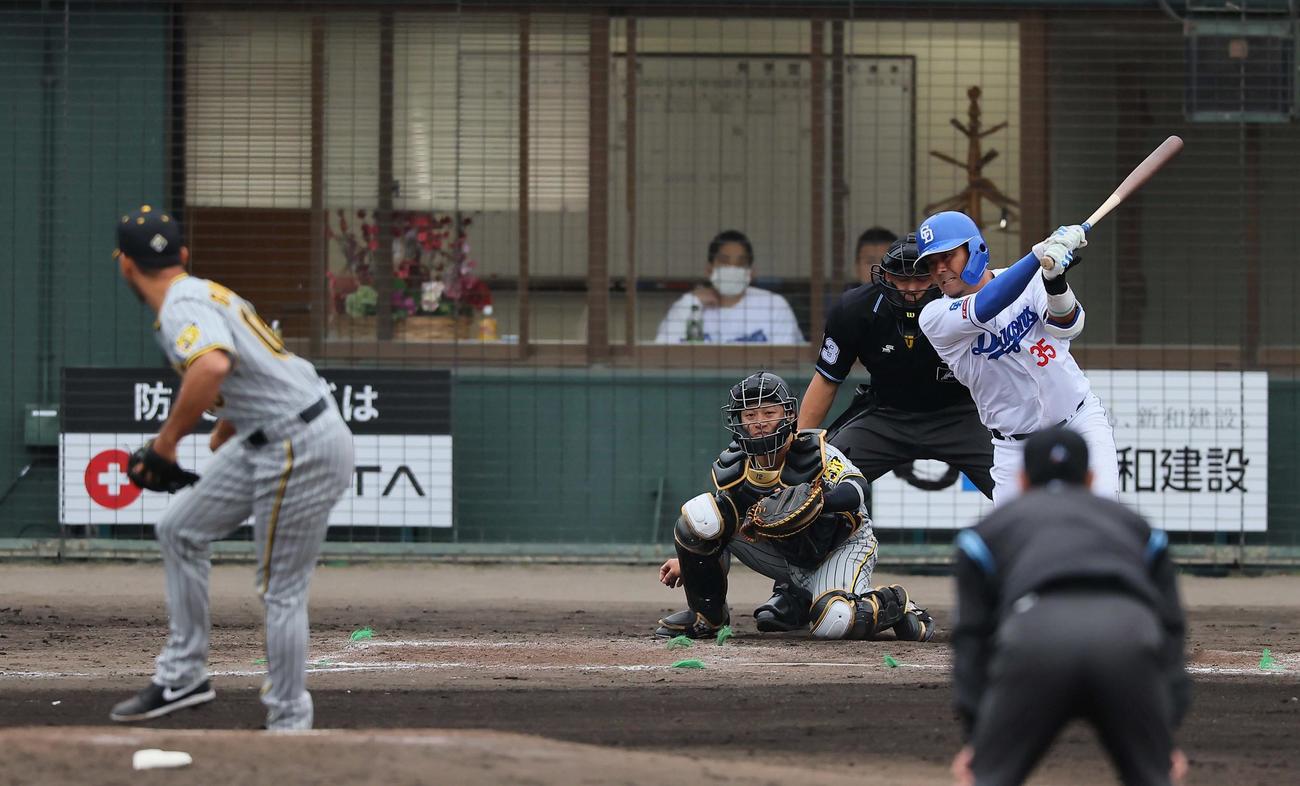 中日対阪神　4回裏中日無死一塁、三振に倒れる木下。投手はゲラ（撮影・上田博志）