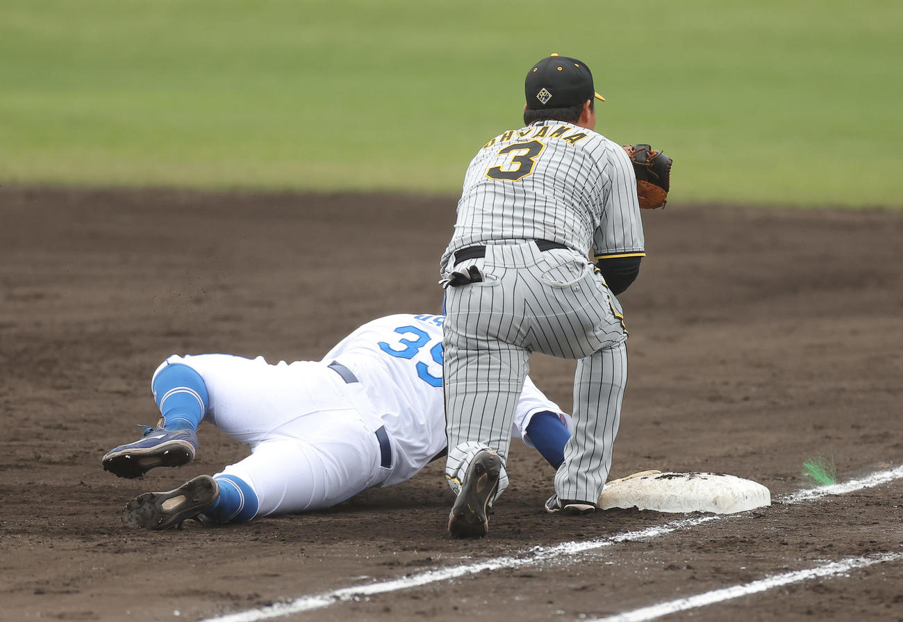 中日対阪神　4回裏中日1死一塁、ゲラのけん制でアウトになる宇佐見。一塁手大山（撮影・前田充）