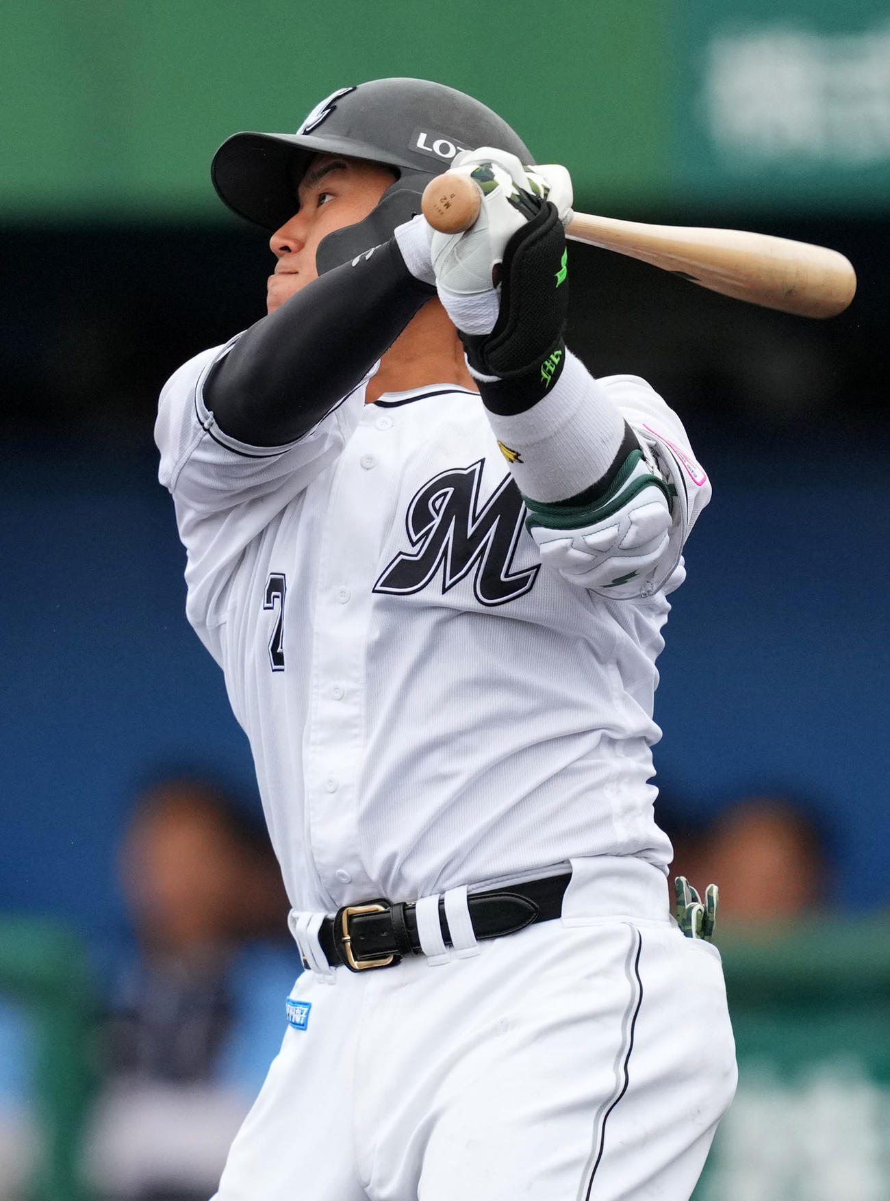 ロッテ対ロッテジャイアンツ　2回裏ロッテ1死、中越え本塁打を放つ松川（撮影・横山健太）