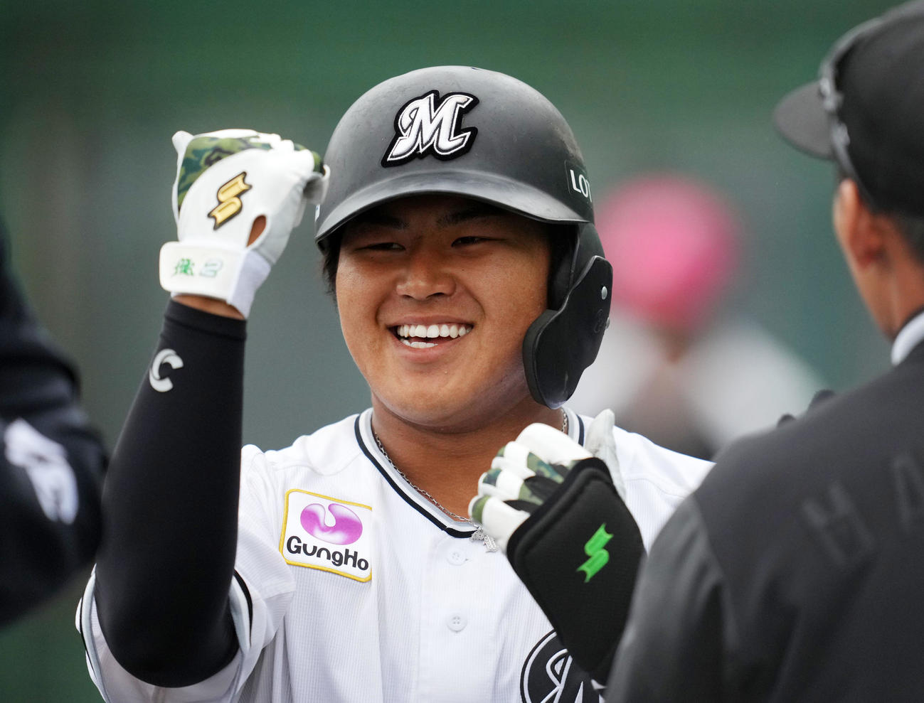 ロッテ対韓国ロッテ　2回裏ロッテ1死、中越えソロ本塁打を放ち笑顔をみせる松川（撮影・横山健太）
