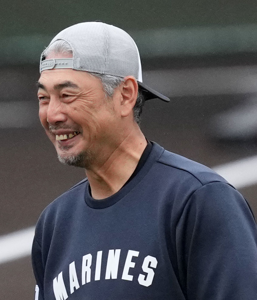 ロッテ対ロッテジャイアンツ　笑顔をみせるロッテ吉井監督（撮影・横山健太）