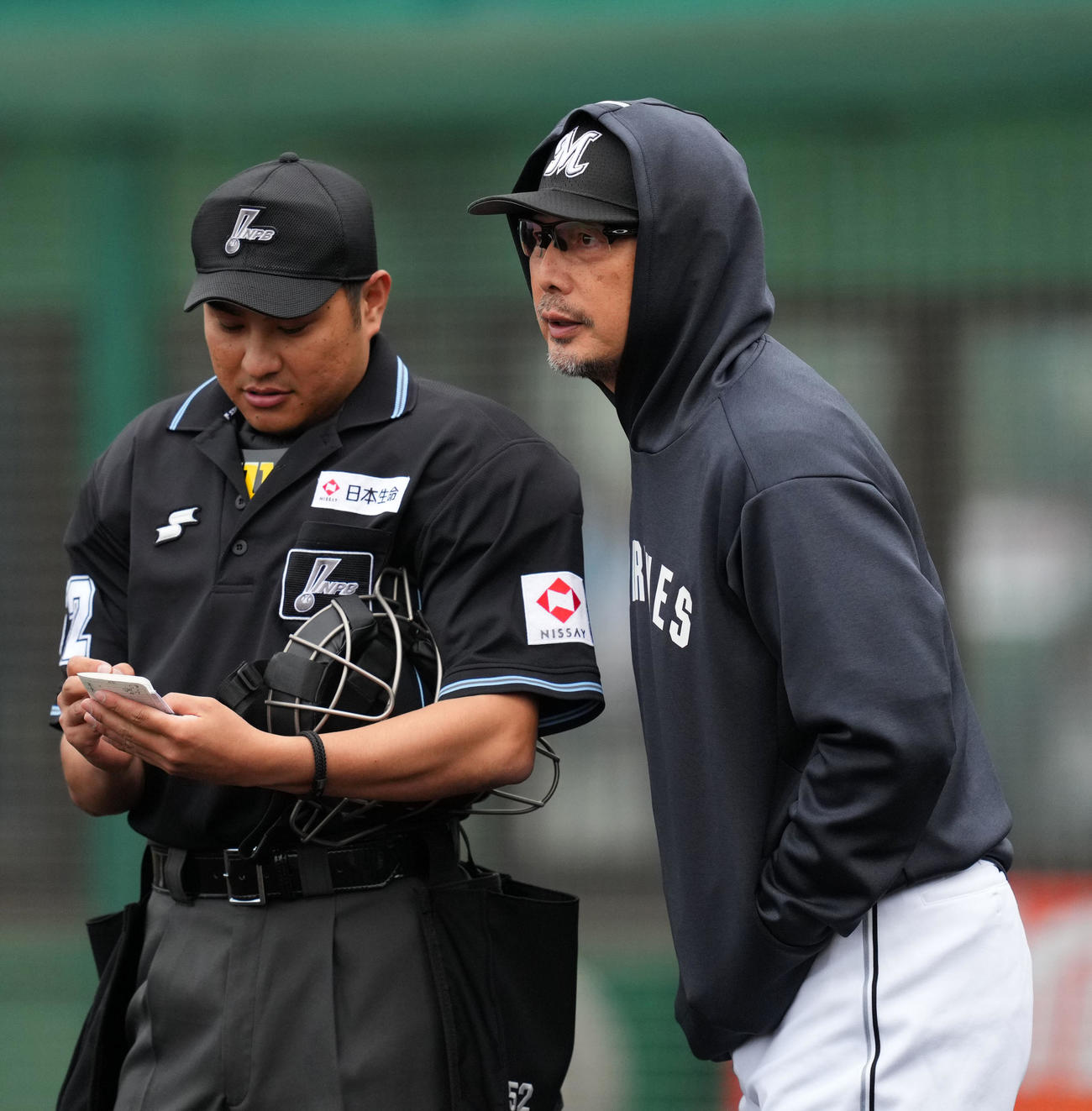 ロッテ対ロッテジャイアンツ　選手交代を告げるロッテ吉井監督（撮影・横山健太）