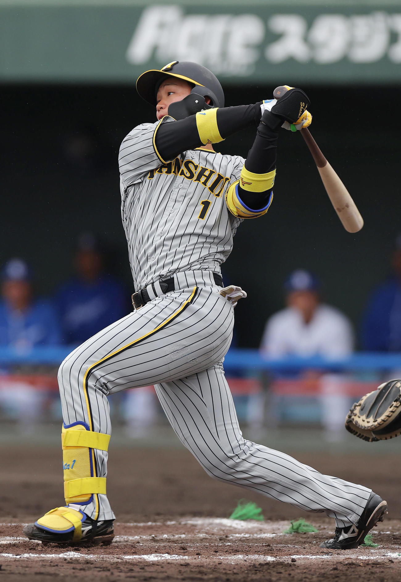 中日対阪神　2回表阪神2死、左中間へ二塁打を放つ森下（撮影・前田充）