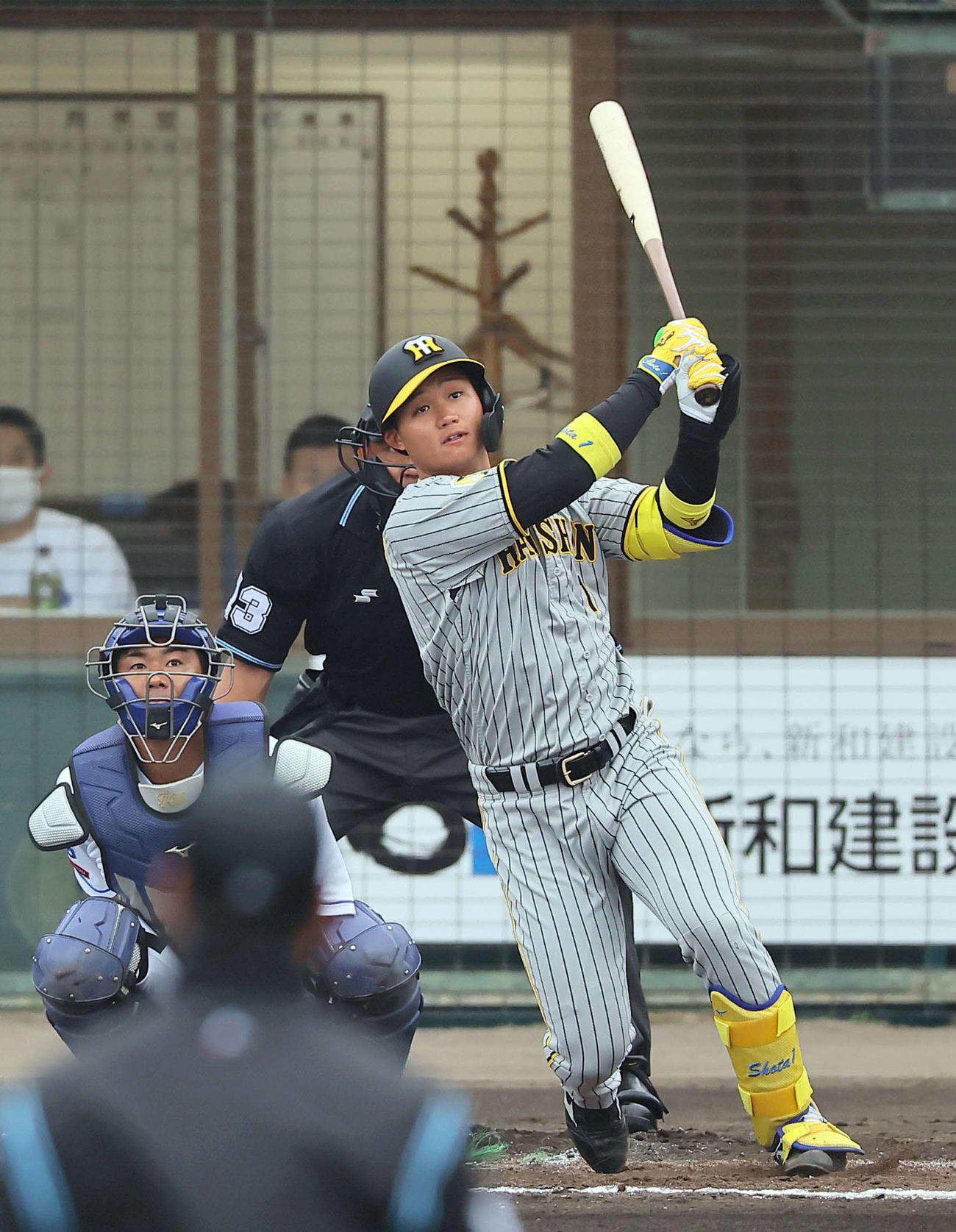 中日対阪神　2回表阪神2死、中へ二塁打を放つ森下（撮影・上田博志）