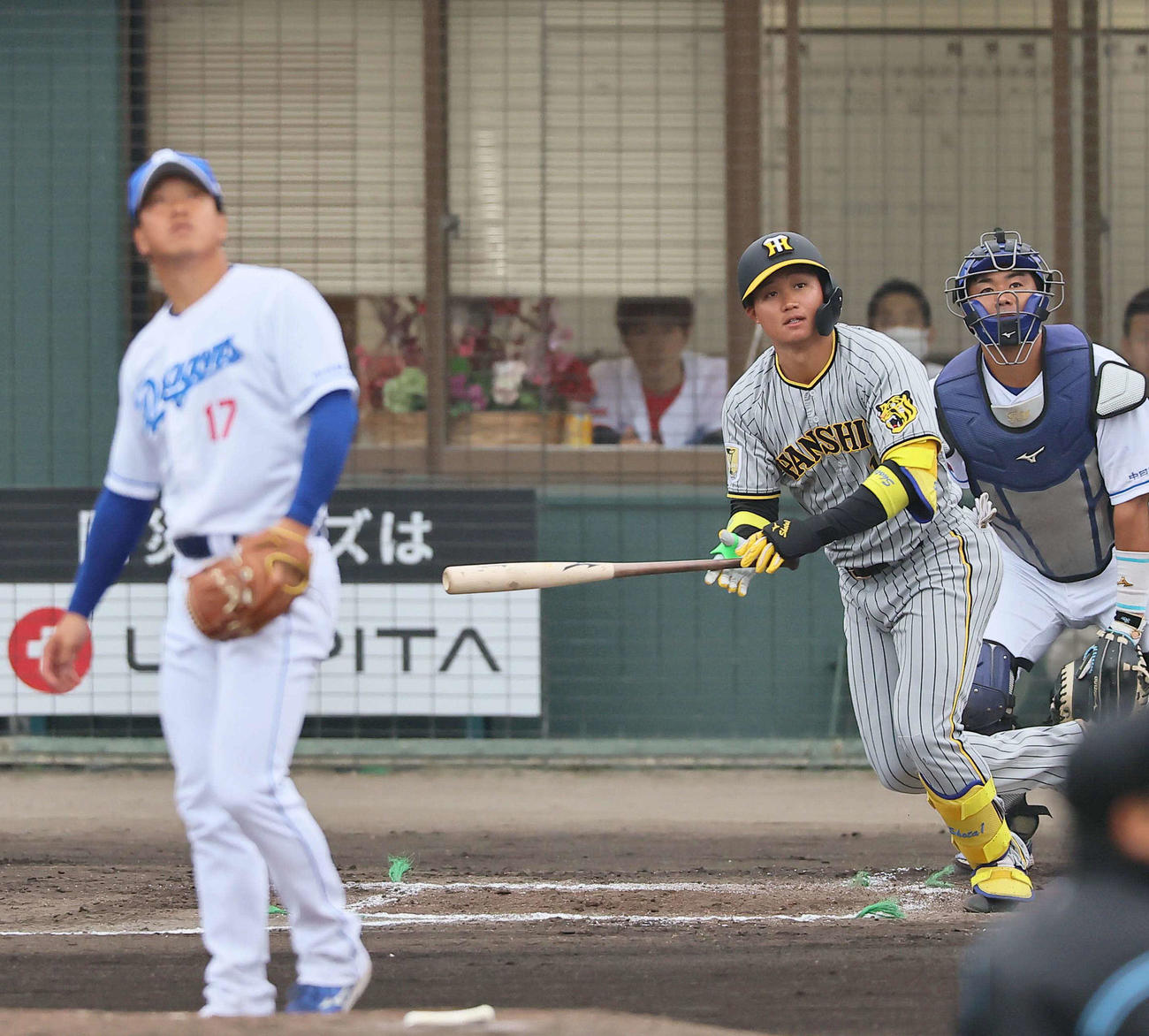 中日対阪神　2回表阪神2死、中へ二塁打を放つ森下。投手は柳（撮影・上田博志）